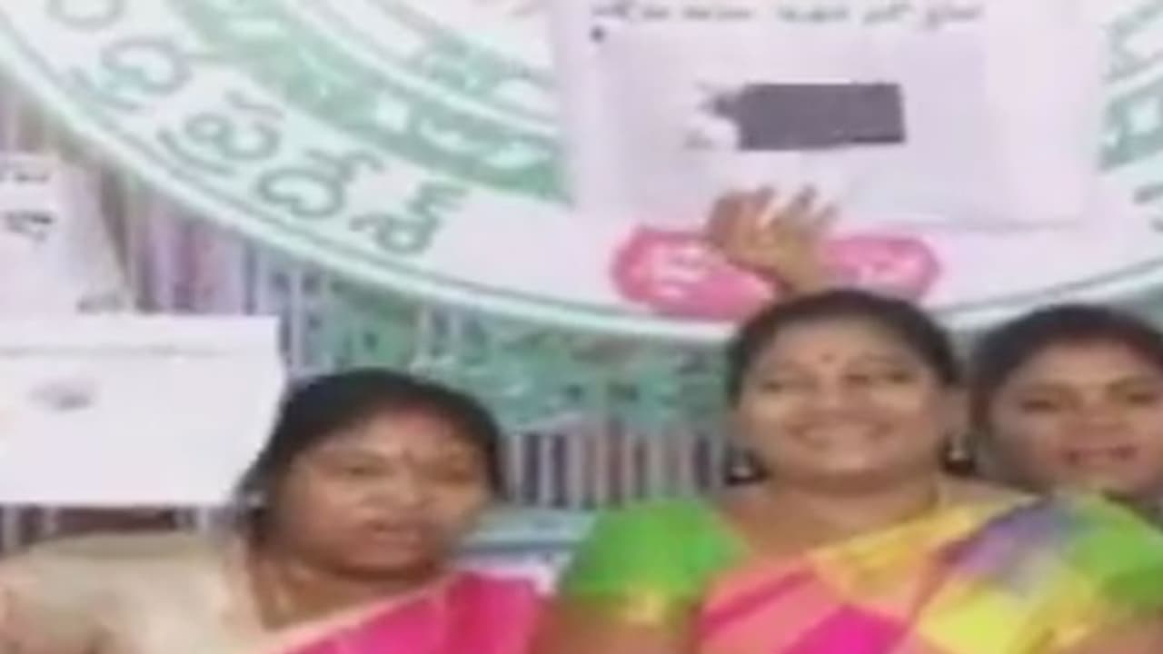 మహిళా హక్కులపై... తన్నుకోవడమొక్కటే తక్కువ మహిళా హక్కులపై... తన్నుకోవడమొక్కటే తక్కువ