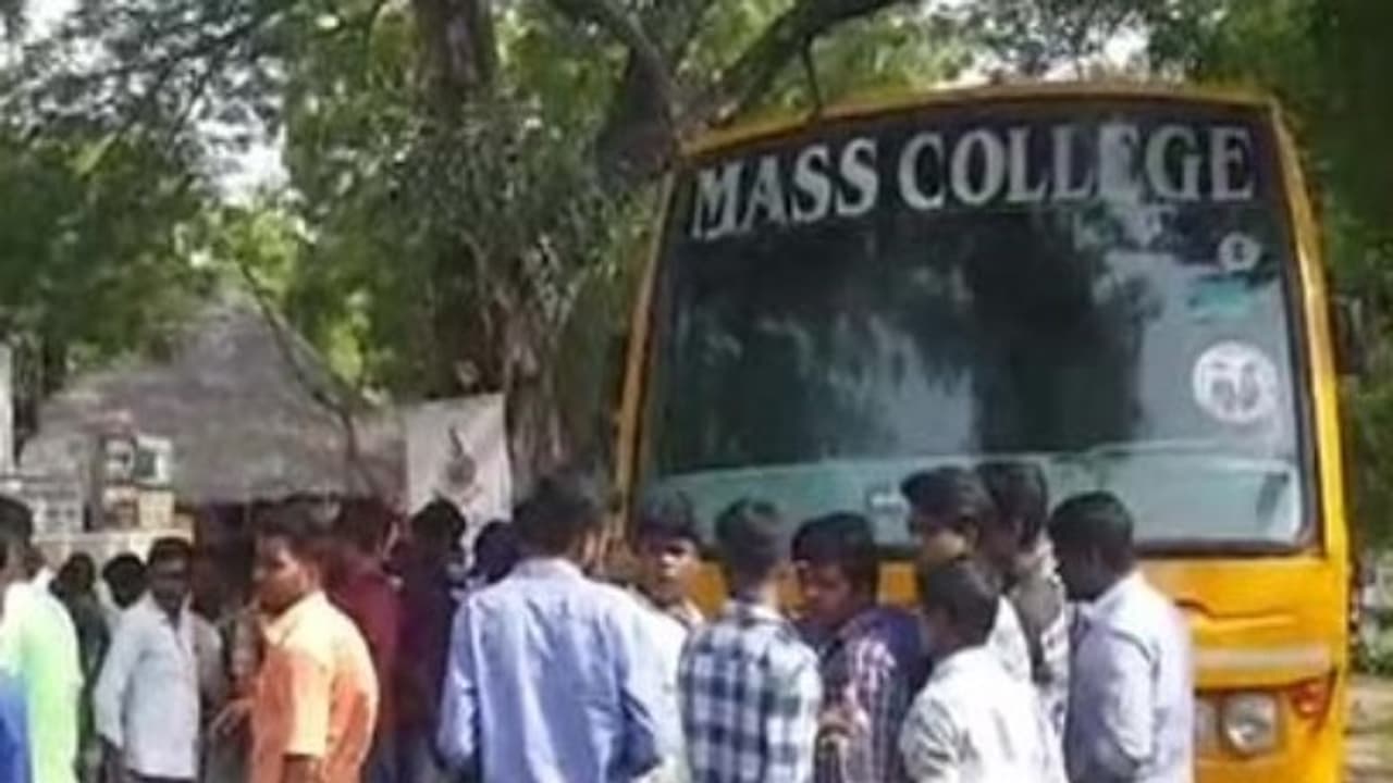 இரு சக்கர வாகனம் மீது கல்லூரி பேருந்து மோதி விபத்து 2 பேர் உயிரிழப்பு... இரு சக்கர வாகனம் மீது கல்லூரி பேருந்து மோதி விபத்து 2 பேர் உயிரிழப்பு...