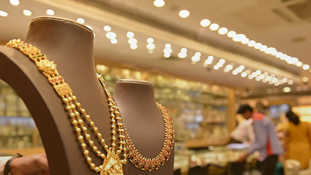 தங்கத்தின் விலை மீண்டும் குறைவு...! ஒரு சவரன் விலை எவ்வளவு தெரியுமா..? தங்கத்தின் விலை மீண்டும் குறைவு...! ஒரு சவரன் விலை எவ்வளவு தெரியுமா..?