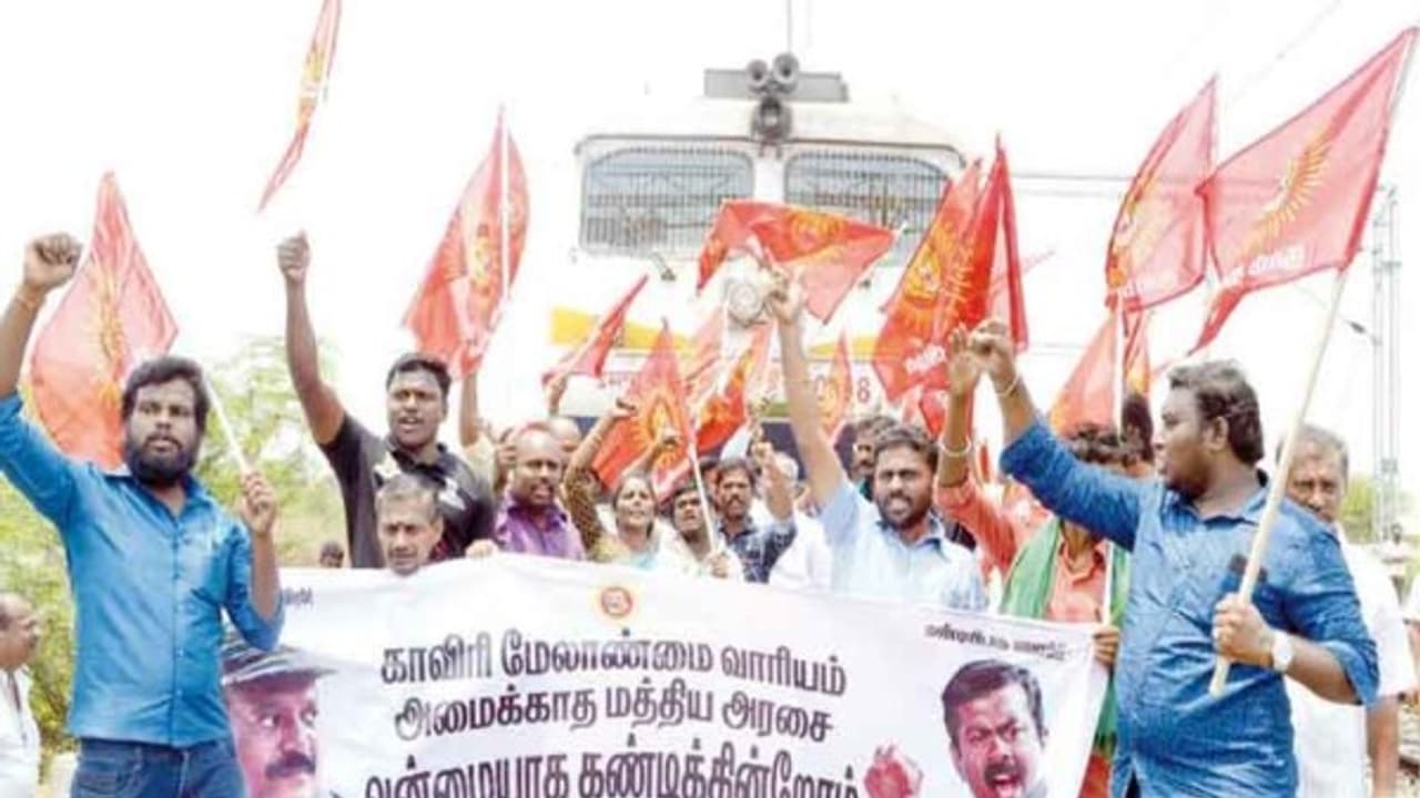 நாம் தமிழர் கட்சியினர் இரயிலை மறித்து போராட்டம் மத்திய அரசை கண்டித்ததால் 31 பேர் கைது... நாம் தமிழர் கட்சியினர் இரயிலை மறித்து போராட்டம் மத்திய அரசை கண்டித்ததால் 31 பேர் கைது...