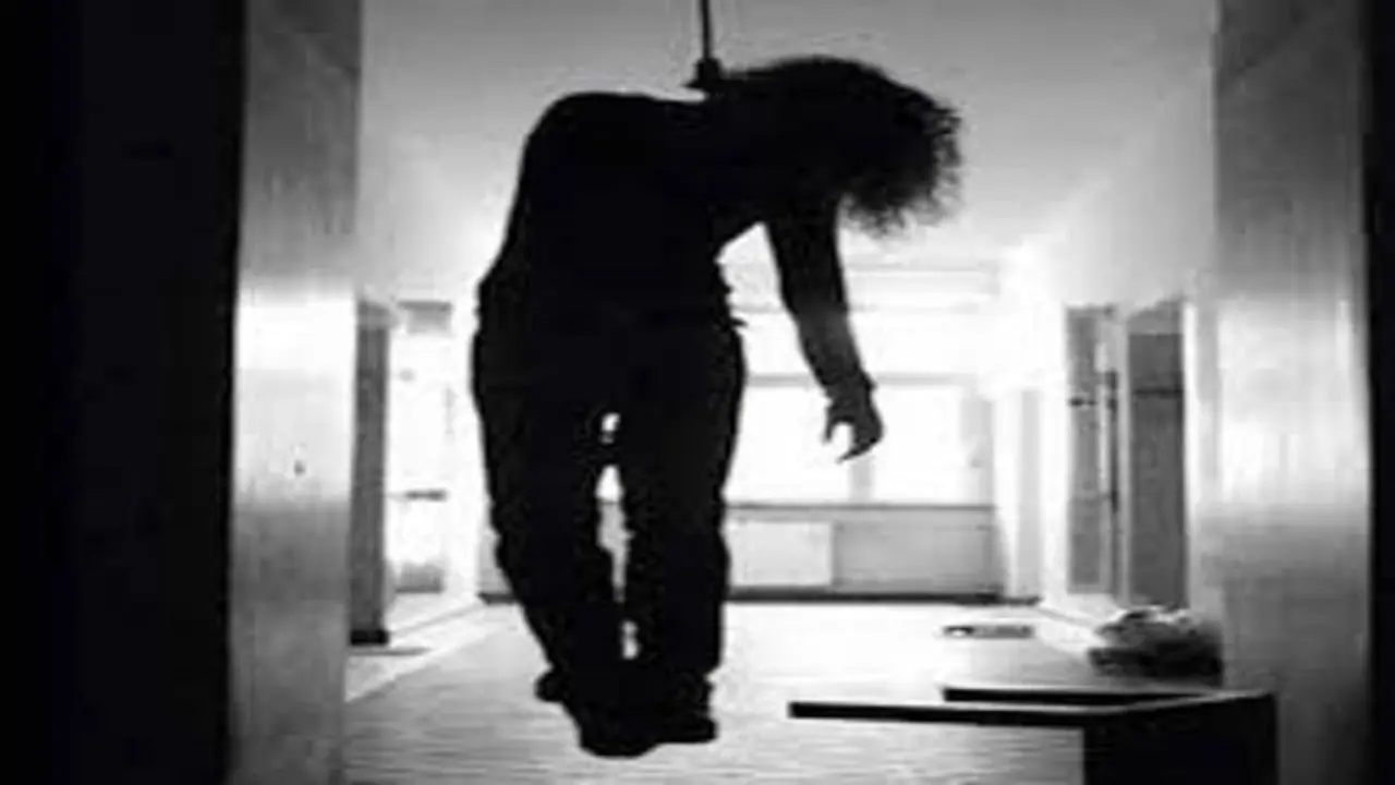 வரதட்சணை கொடுமையால் இளம்பெண் தற்கொலை… மாமனார், 2 வது கணவர் கைது…! வரதட்சணை கொடுமையால் இளம்பெண் தற்கொலை… மாமனார், 2 வது கணவர் கைது…!