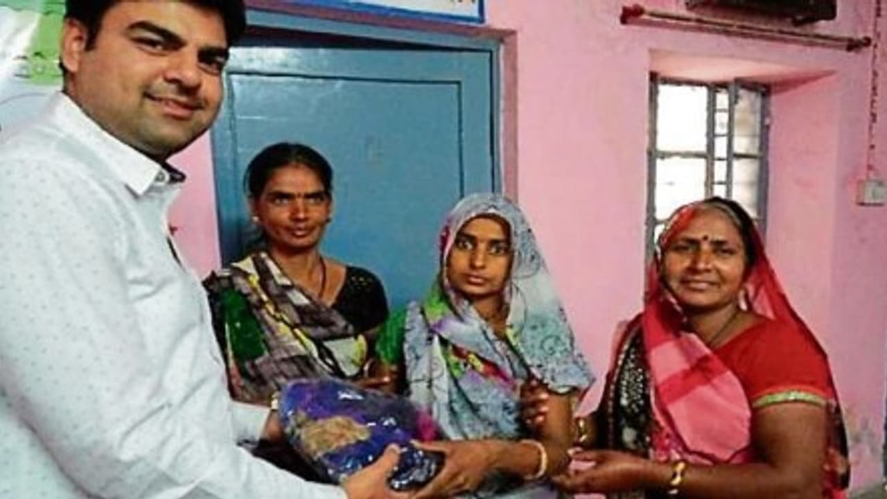 குடும்பக் கட்டுபாடு செய்து கொண்டால் ஸ்மார்ட்போன்...!!! மக்களை ஈர்க்க புதிய திட்டம்... குடும்பக் கட்டுபாடு செய்து கொண்டால் ஸ்மார்ட்போன்...!!! மக்களை ஈர்க்க புதிய திட்டம்...