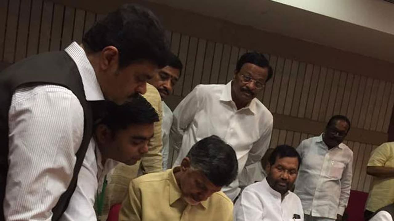 కోవింద్ నామినేషన్ మీద బాబు సంతకం కోవింద్ నామినేషన్ మీద బాబు సంతకం