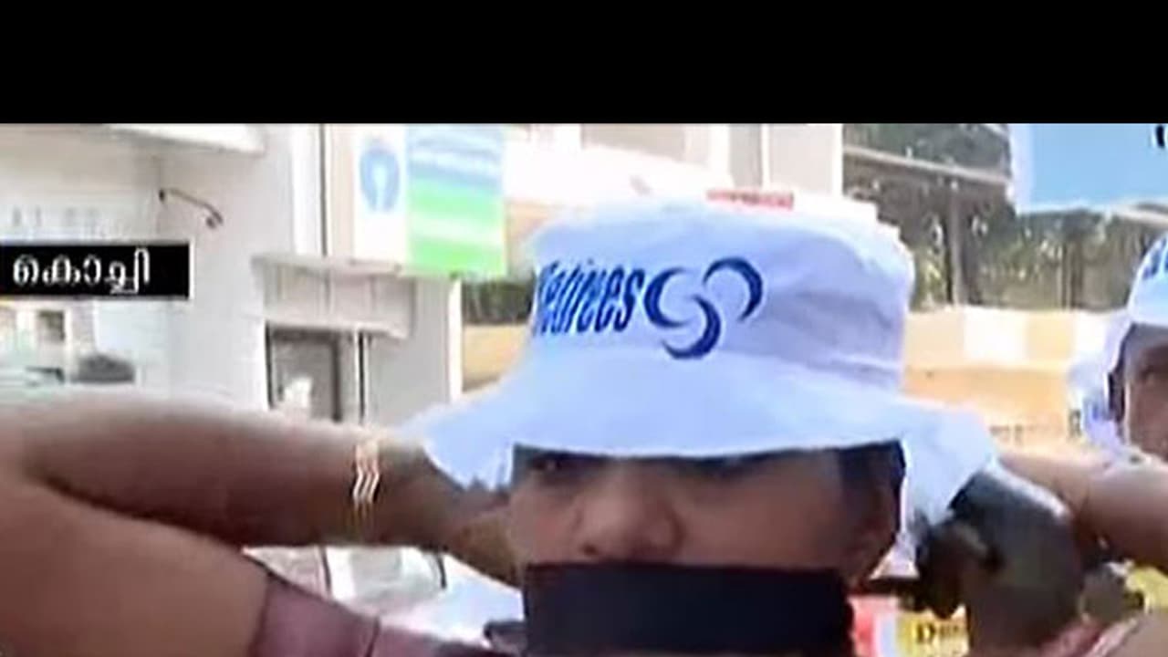 വായ്പയെടുത്തു മുങ്ങിയ വമ്പന്മാരുടെ വീടിന് മുന്നില് ബാങ്ക് ജീവനക്കാരുടെ പ്രതിഷേധം വായ്പയെടുത്തു മുങ്ങിയ വമ്പന്മാരുടെ വീടിന് മുന്നില് ബാങ്ക് ജീവനക്കാരുടെ പ്രതിഷേധം