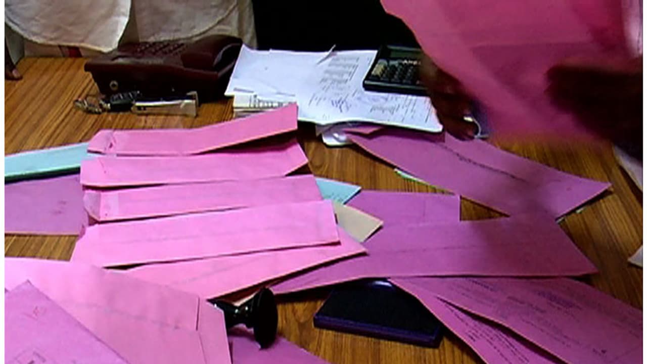 ದಾಖಲೆಗಳನ್ನು ಕಾಡಿನಲ್ಲಿ ಎಸೆದ ಪೋಸ್ಟ್ಮ್ಯಾನ್ ದಾಖಲೆಗಳನ್ನು ಕಾಡಿನಲ್ಲಿ ಎಸೆದ ಪೋಸ್ಟ್ಮ್ಯಾನ್