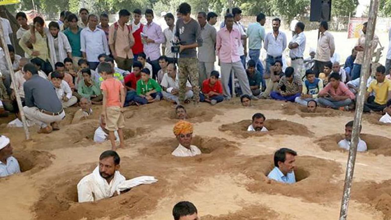 'ഭൂമി തിരിച്ച് തരില്ലെങ്കില് കൊന്നു കളയൂ'; ഗുജാറാത്തില് കര്ഷകരുടെ സമരം 'ഭൂമി തിരിച്ച് തരില്ലെങ്കില് കൊന്നു കളയൂ'; ഗുജാറാത്തില് കര്ഷകരുടെ സമരം