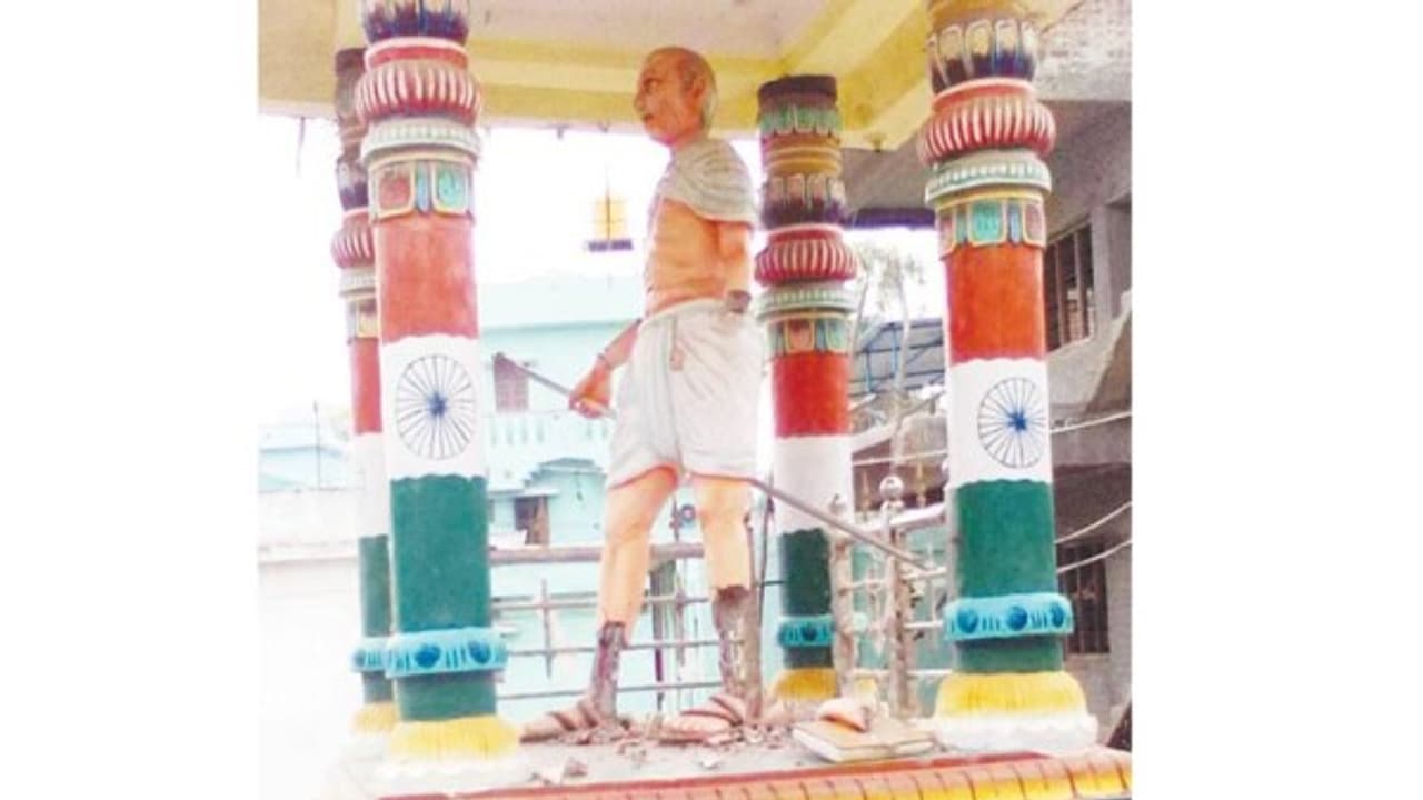 25 வருடங்களுக்கும் மேலாக இருந்த காந்தி சிலை உடைப்பு; மர்ம நபர்கள் கலவரத்தை தூண்ட திட்டம்? 25 வருடங்களுக்கும் மேலாக இருந்த காந்தி சிலை உடைப்பு; மர்ம நபர்கள் கலவரத்தை தூண்ட திட்டம்?