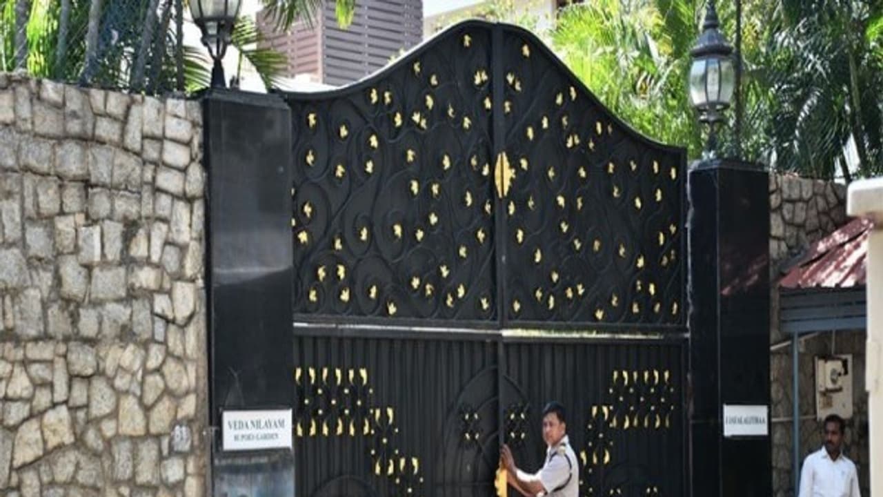 ஜெ.இல்லத்திற்கு வருவாய் துறையினர் வருகை நினைவிடமாக்கும் பணிகள் தொடக்கம்..!!! ஜெ.இல்லத்திற்கு வருவாய் துறையினர் வருகை நினைவிடமாக்கும் பணிகள் தொடக்கம்..!!!