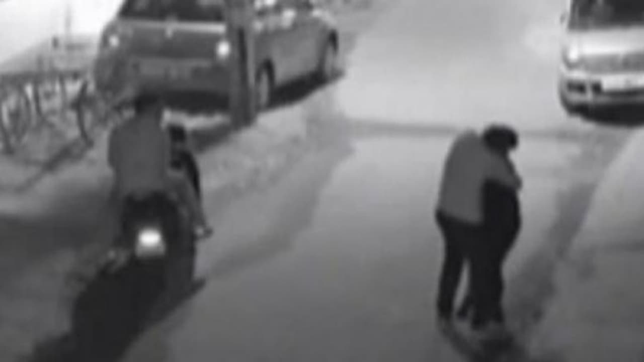 நூற்றுக்கும் மேற்பட்ட பெண்களுக்கு முத்தம் கொடுத்த சைக்கோ! பொறிவைத்து பிடித்த போலீசார்! நூற்றுக்கும் மேற்பட்ட பெண்களுக்கு முத்தம் கொடுத்த சைக்கோ! பொறிவைத்து பிடித்த போலீசார்!