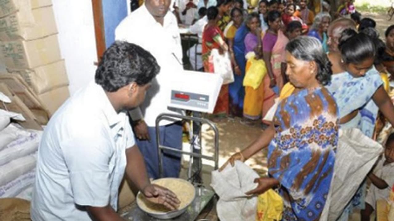 அடேய்! ரோஷமிருந்தா ரேஷன் கடை பக்கமே தலை வைக்காதே!: ஆளுங்கட்சியை தாளித்தெடுக்கும் தி.மு.க. அடேய்! ரோஷமிருந்தா ரேஷன் கடை பக்கமே தலை வைக்காதே!: ஆளுங்கட்சியை தாளித்தெடுக்கும் தி.மு.க.