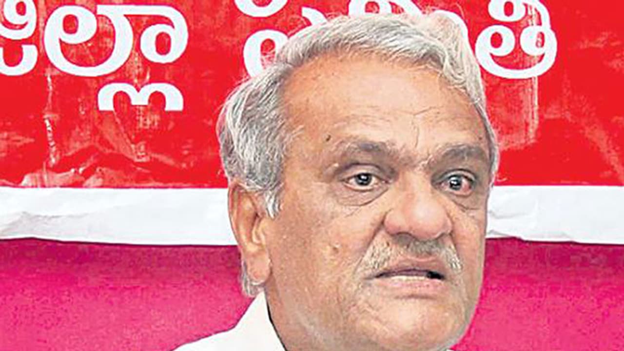 శారద పీఠాధిపతి స్వరూపానందతో సీపీఐ నారాయణ ఆసక్తికర సంభాషణ శారద పీఠాధిపతి స్వరూపానందతో సీపీఐ నారాయణ ఆసక్తికర సంభాషణ