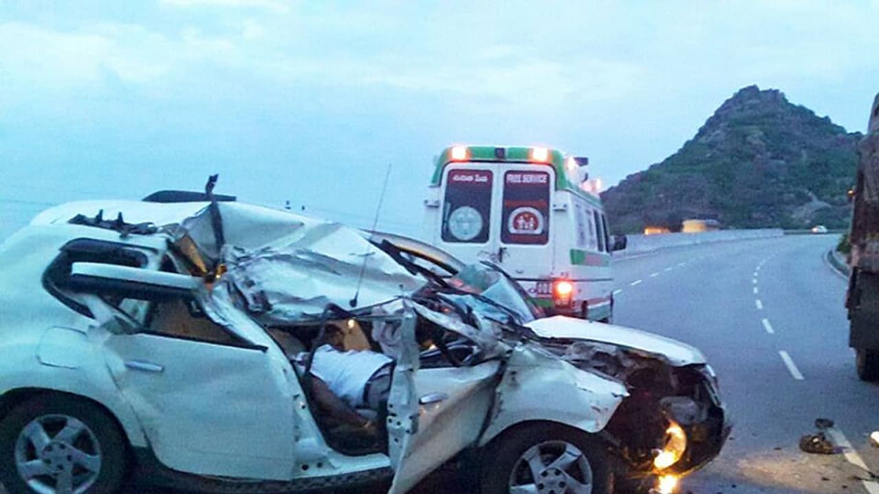 గుజరాత్ లో ఘోర రోడ్డు ప్రమాదం, తొమ్మిదిమంది సజీవదహనం గుజరాత్ లో ఘోర రోడ్డు ప్రమాదం, తొమ్మిదిమంది సజీవదహనం