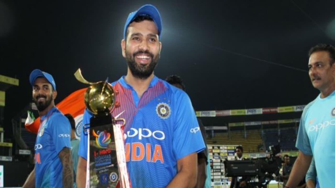 உச்சகட்ட பதற்றத்தில் ரசிகர்கள்.. சூப்பர் ஓவருக்கு தயாரான ரோஹித்!! உச்சகட்ட பதற்றத்தில் ரசிகர்கள்.. சூப்பர் ஓவருக்கு தயாரான ரோஹித்!!