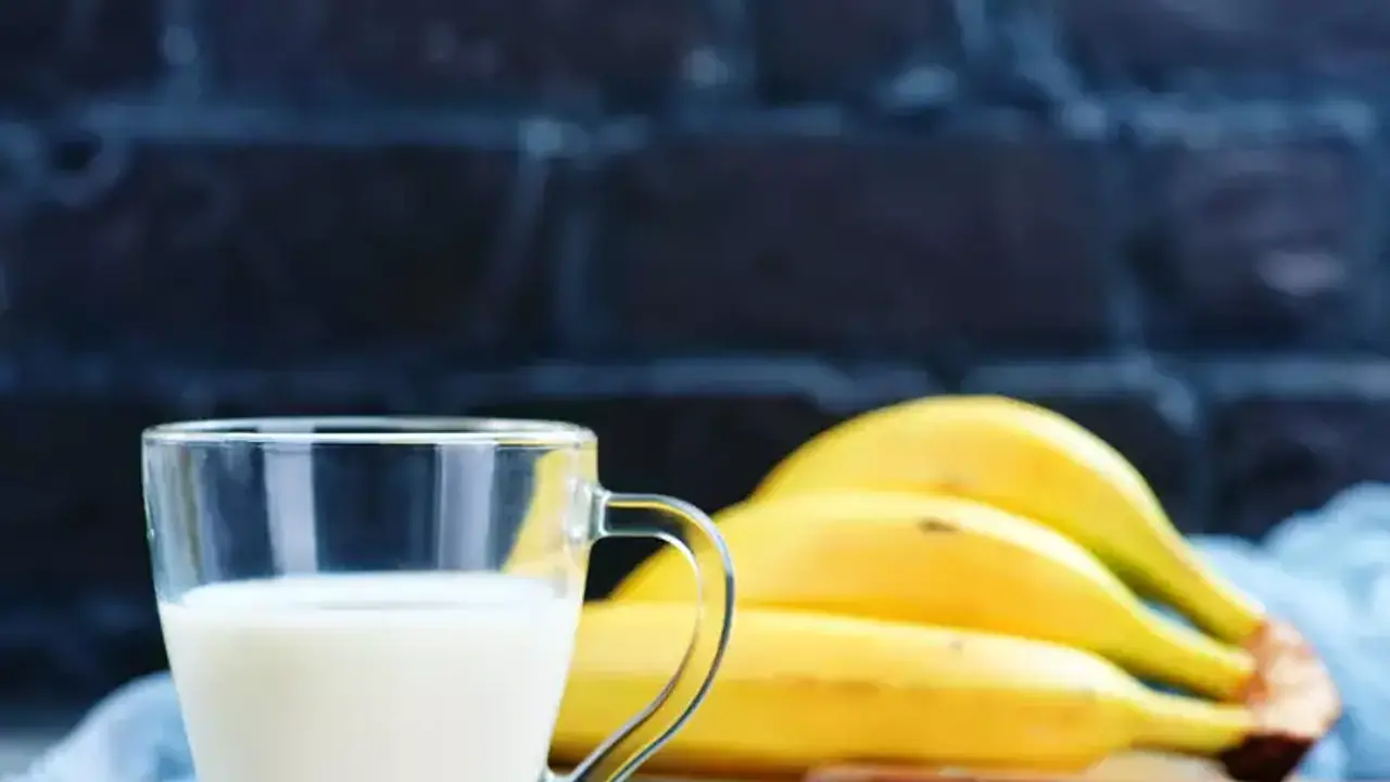 பால் மற்றும் வாழைப்பழத்தை சேர்த்து சாப்பிடக் கூடாது காரணம் இதுதான்..!!