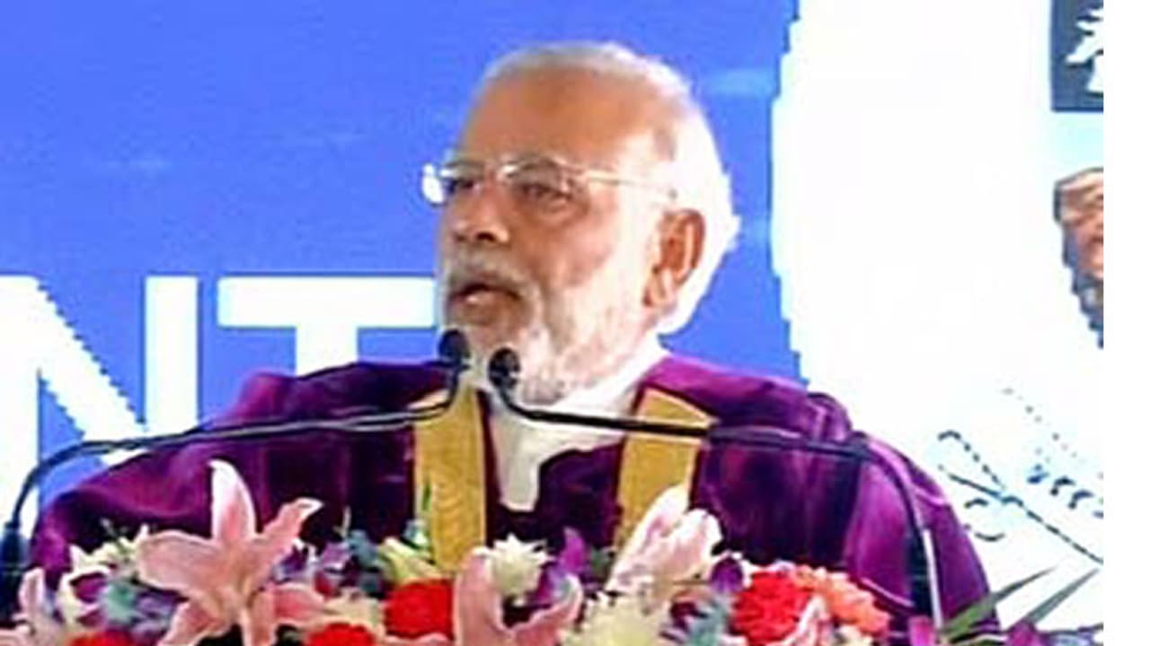 తిరుపతిలో శాస్త్రవేత్తల భుజం తట్టిన మోదీ తిరుపతిలో శాస్త్రవేత్తల భుజం తట్టిన మోదీ