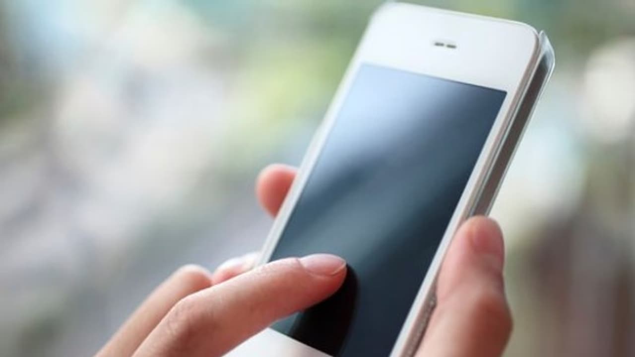 தூங்கிக் கொண்டிருந்த பெண்ணின் ஆடையைக் களைந்து படம் பிடித்த இளைஞர் கைது!