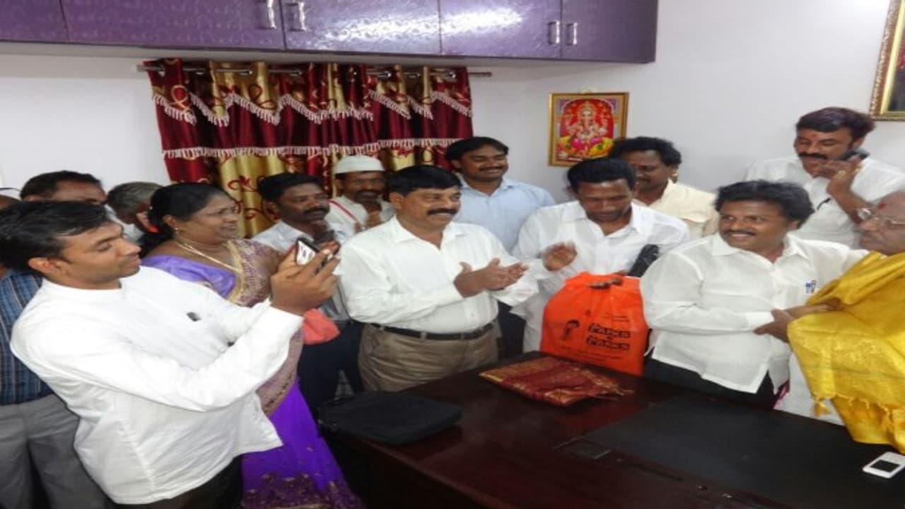 படையெடுக்கும் பன்னீர் அணி ; அனல் பறக்கிறது பிரச்சாரம் பீதியில் டி.டி.வி தினகரன்... படையெடுக்கும் பன்னீர் அணி ; அனல் பறக்கிறது பிரச்சாரம் பீதியில் டி.டி.வி தினகரன்...