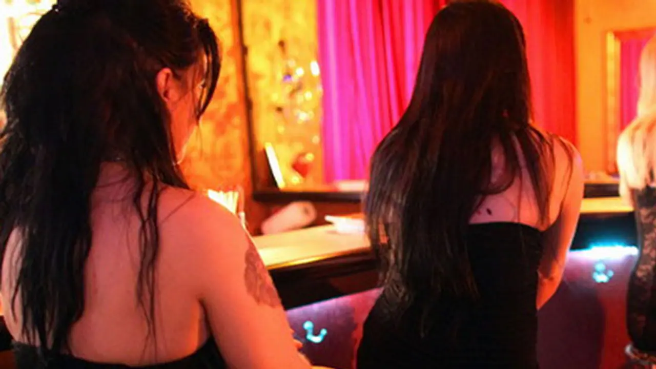 ವೇಶ್ಯಾವಾಟಿಕೆ ಅಡ್ಡೆ ಮೇಲೆ ರೈಡ್ : ಐವರು ಅರೆಸ್ಟ್ ವೇಶ್ಯಾವಾಟಿಕೆ ಅಡ್ಡೆ ಮೇಲೆ ರೈಡ್ : ಐವರು ಅರೆಸ್ಟ್