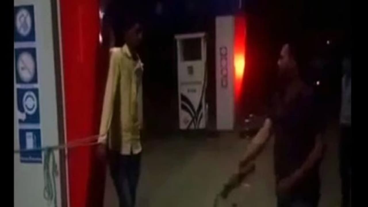 லீவ் எடுத்த ஊழியரை கட்டி வைத்து உதைத்த பங்க் உரிமையாளர் லீவ் எடுத்த ஊழியரை கட்டி வைத்து உதைத்த பங்க் உரிமையாளர்