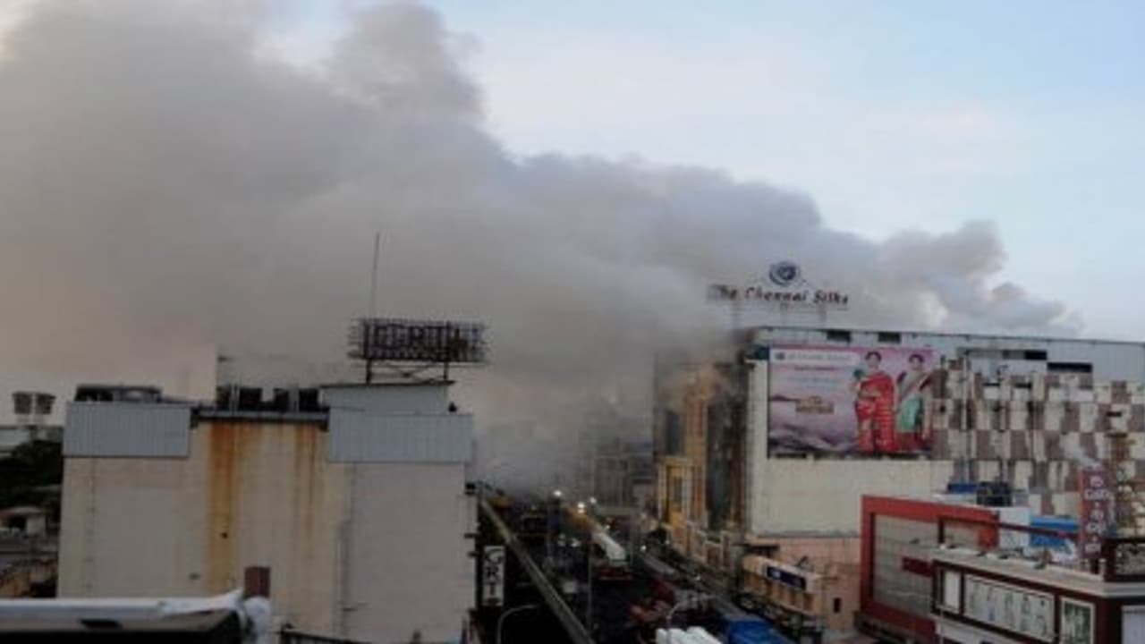 சென்னை சில்க்ஸ் கட்டடத்திற்கு இறுதி கவுண்டவுன்... ராட்சத இயந்திரம் மூலம் இடிக்கப்படுகிறது சென்னை சில்க்ஸ் கட்டடத்திற்கு இறுதி கவுண்டவுன்... ராட்சத இயந்திரம் மூலம் இடிக்கப்படுகிறது