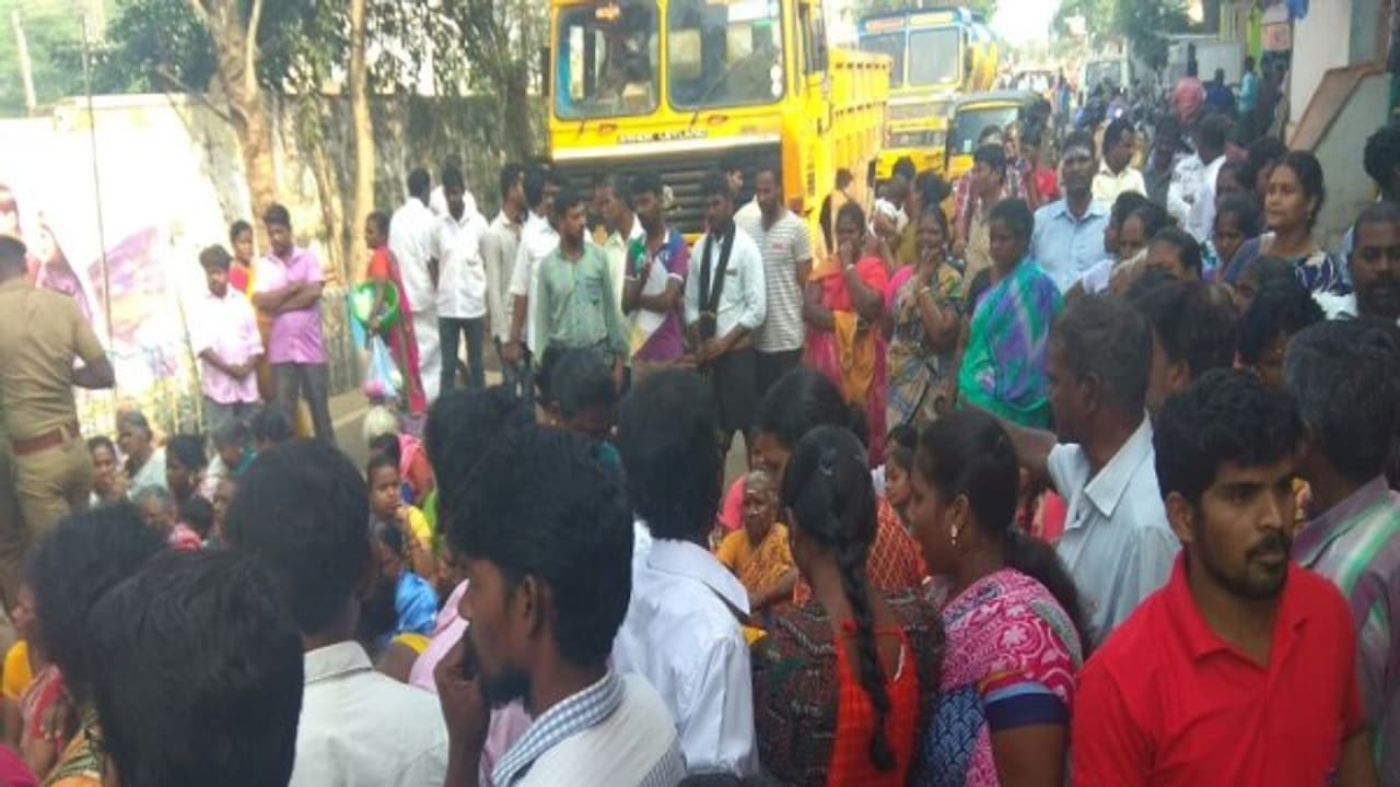 தினகரன் ஆதரவாளர்களை வெளியே விடுங்க.. ஆர்.கே.நகரில் சாலை மறியல்..!