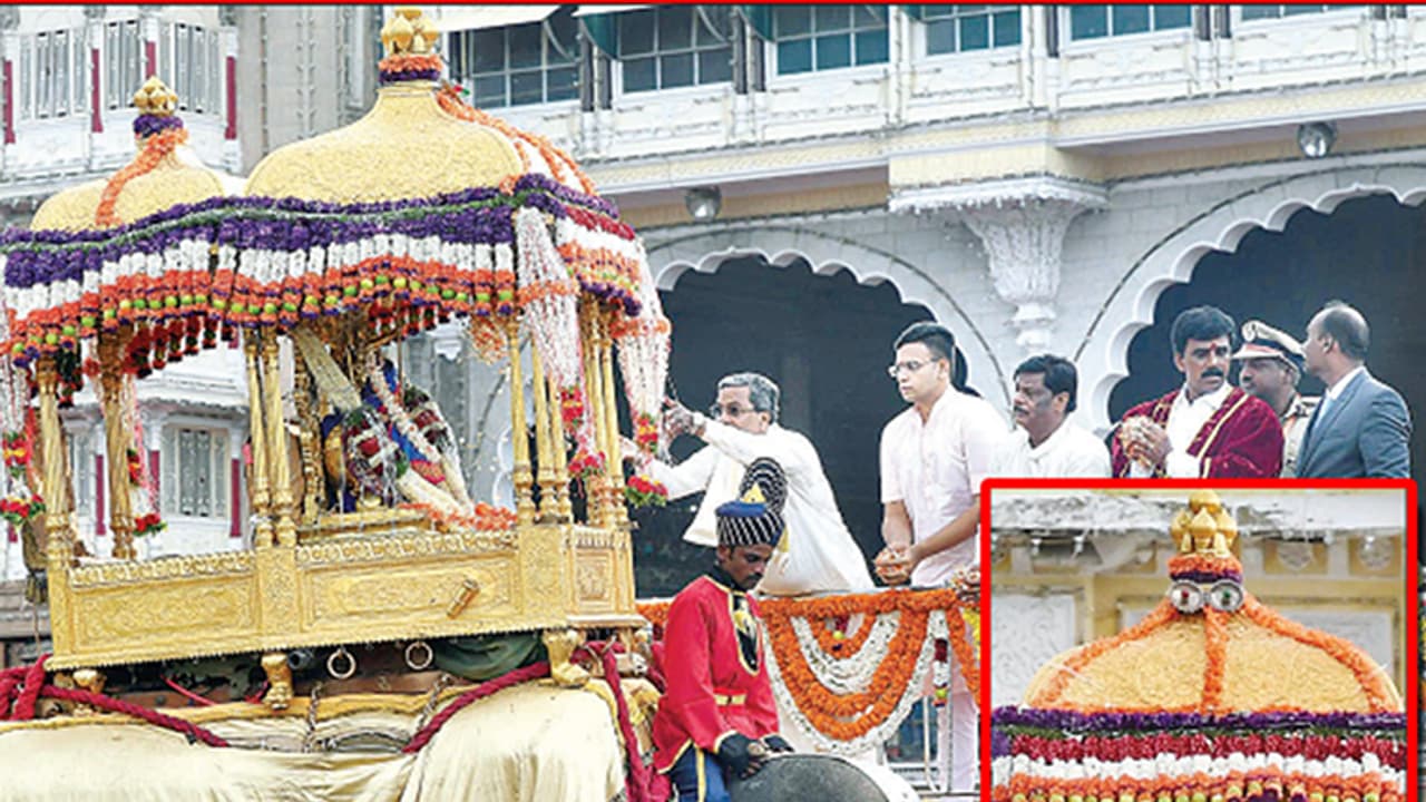 ಈ ಬಾರಿ ಮೈಸೂರು ದಸರಾದ ಉತ್ಸವ ಮೂರ್ತಿಗೆ ಸಿಂಗಾರ ಮಾಡಿದ ಸೀರೆ ನೀಡಿದ್ದು ಯಾರು ಗೊತ್ತಾ? ಈ ಬಾರಿ ಮೈಸೂರು ದಸರಾದ ಉತ್ಸವ ಮೂರ್ತಿಗೆ ಸಿಂಗಾರ ಮಾಡಿದ ಸೀರೆ ನೀಡಿದ್ದು ಯಾರು ಗೊತ್ತಾ?