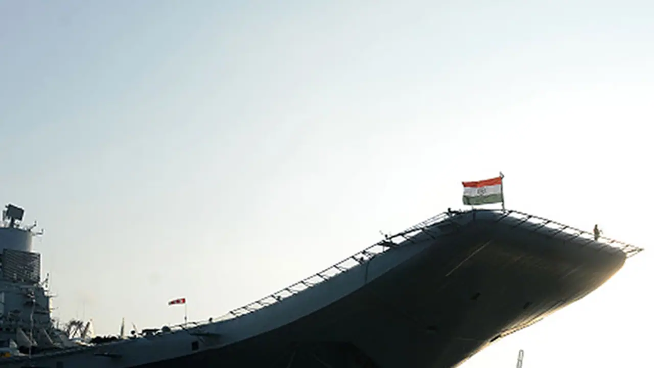 देश के सबसे बड़े विमानवाहक पोत में आग लगी, नौसेना के एक अधिकारी की मौत देश के सबसे बड़े विमानवाहक पोत में आग लगी, नौसेना के एक अधिकारी की मौत