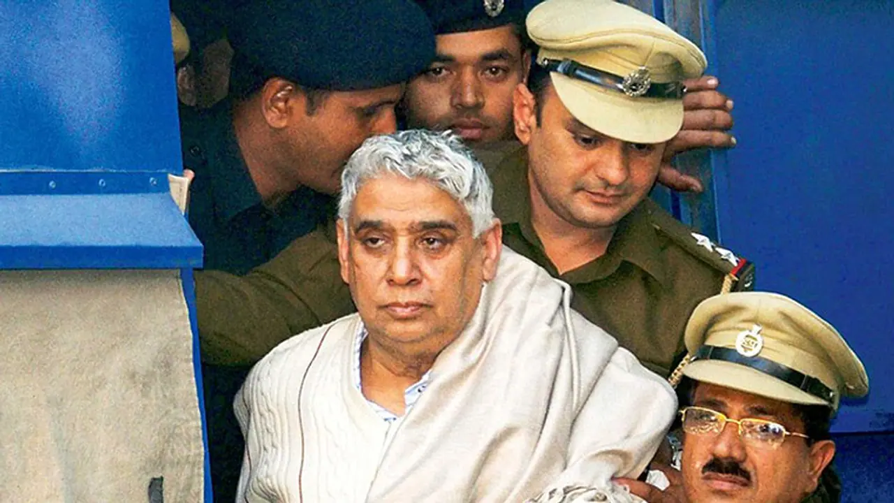 हत्यारा बाबा रामपाल जिसने पुलिस से छेड़ दी थी जंग, जीवन भर रहेगा सलाखों के पीछे