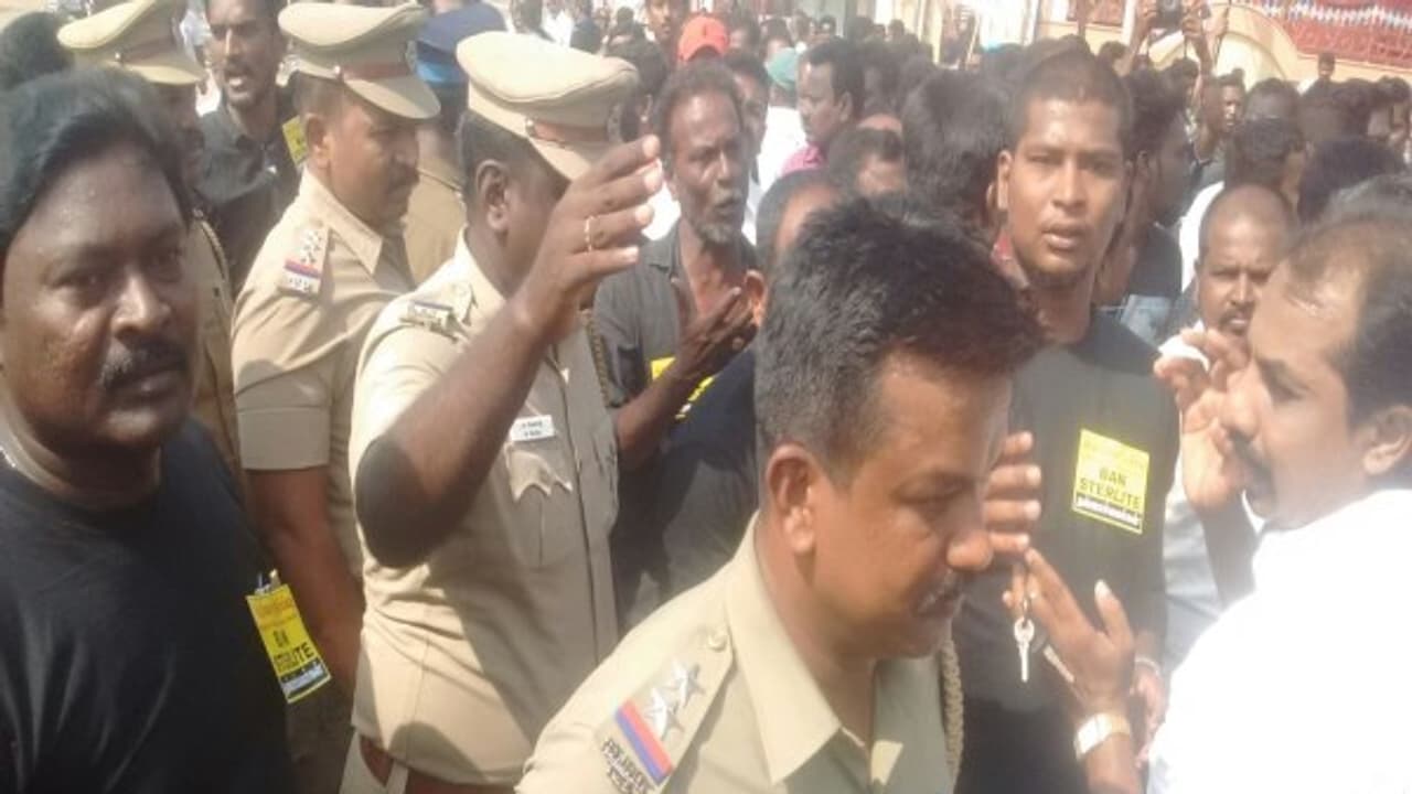 தடையை மீறி ஸ்டெர்லைட் போராட்டம்.... ஆட்சியர் அலுவலகத்தை முற்றுகையிட மக்கள் பேரணி தடையை மீறி ஸ்டெர்லைட் போராட்டம்.... ஆட்சியர் அலுவலகத்தை முற்றுகையிட மக்கள் பேரணி