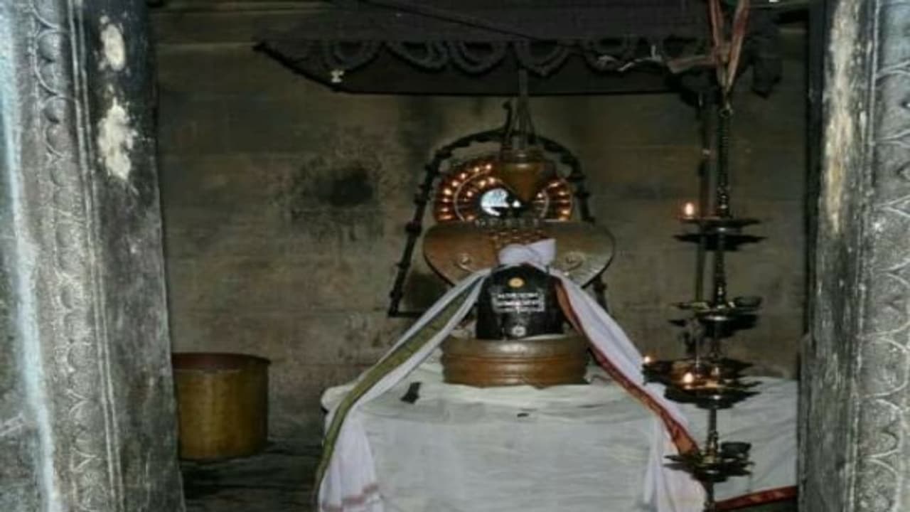 எண்ணெய் ஊற்ற ஊற்ற உறிஞ்சுக்கொண்டே இருக்கும் அதிசய சிவலிங்கம் ! எண்ணெய் ஊற்ற ஊற்ற உறிஞ்சுக்கொண்டே இருக்கும் அதிசய சிவலிங்கம் !