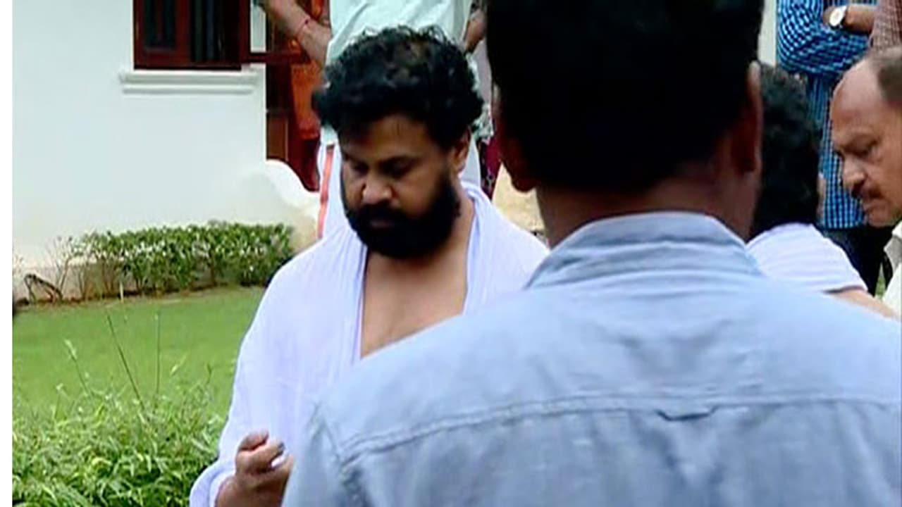 പൊലീസിന്റെ കര്ശന നിരീക്ഷണത്തില് ദിലീപിന്റെ അച്ഛന്റെ ശ്രാദ്ധ ചടങ്ങുകള് പൂര്ത്തിയായി പൊലീസിന്റെ കര്ശന നിരീക്ഷണത്തില് ദിലീപിന്റെ അച്ഛന്റെ ശ്രാദ്ധ ചടങ്ങുകള് പൂര്ത്തിയായി