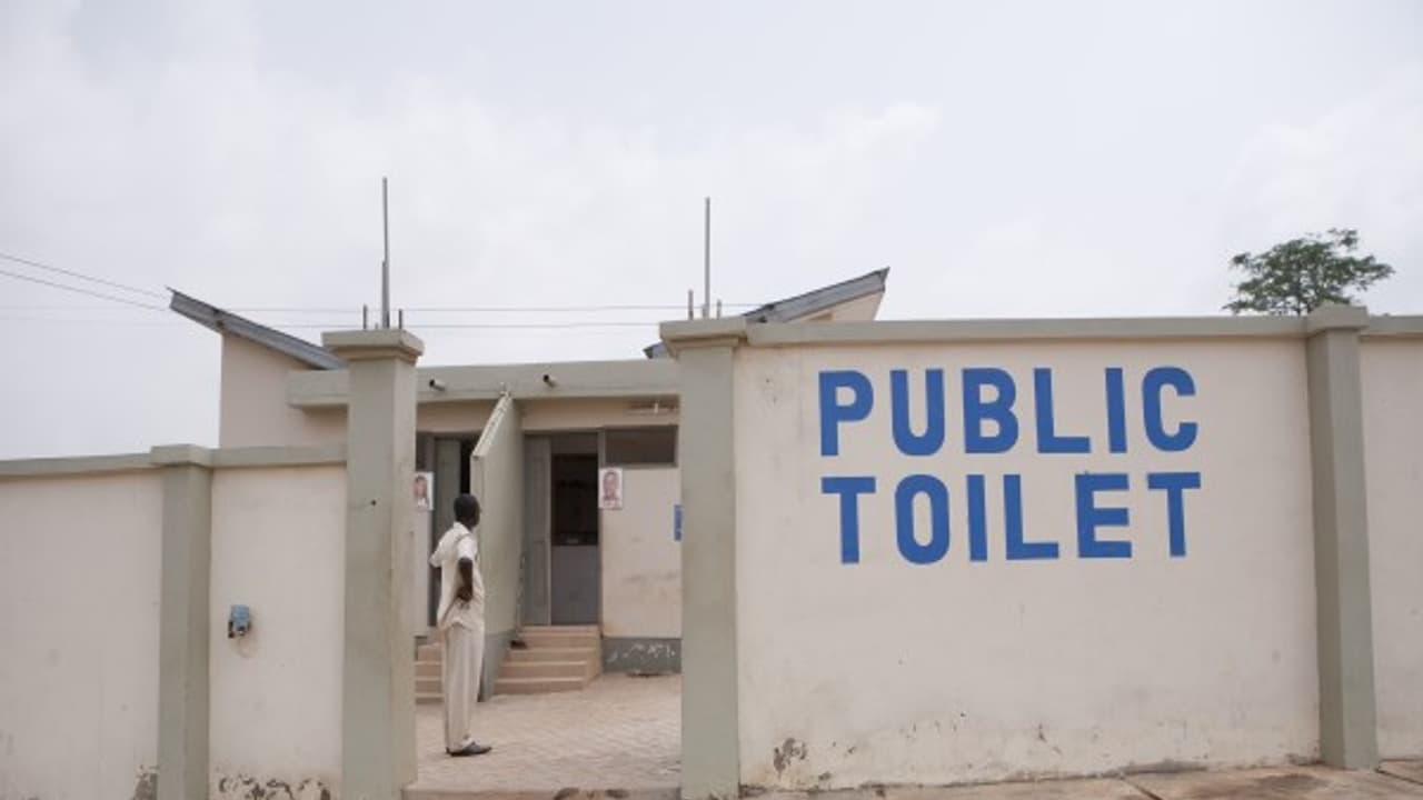 রাস্তায় বেরিয়ে সুলভ শৌচালয় ব্যবহার করতে হলে মহিলারা মনে রাখুন এই পাঁচটি বিষয় রাস্তায় বেরিয়ে সুলভ শৌচালয় ব্যবহার করতে হলে মহিলারা মনে রাখুন এই পাঁচটি বিষয়