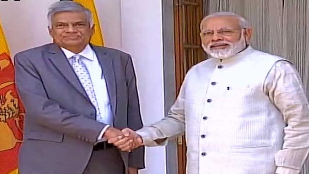 மோடியை சந்தித்தார் இலங்கை பிரதமர் இரு நாடுகளுக்கு இடையே ஒப்பந்தங்கள் கையெழுத்து மோடியை சந்தித்தார் இலங்கை பிரதமர் இரு நாடுகளுக்கு இடையே ஒப்பந்தங்கள் கையெழுத்து