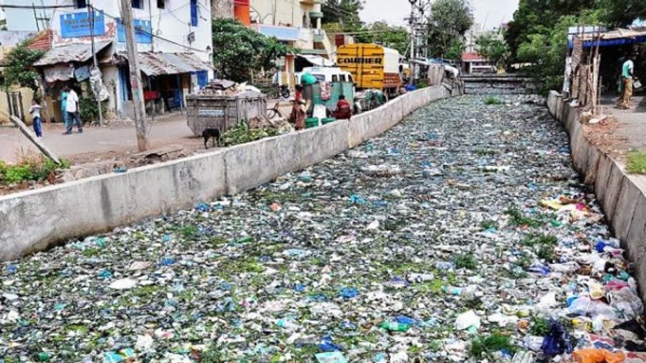 நீர்நிலைகளில் குப்பைகளை கொட்டுறீங்களா..? உஷார்.. நீர்நிலைகளில் குப்பைகளை கொட்டுறீங்களா..? உஷார்..