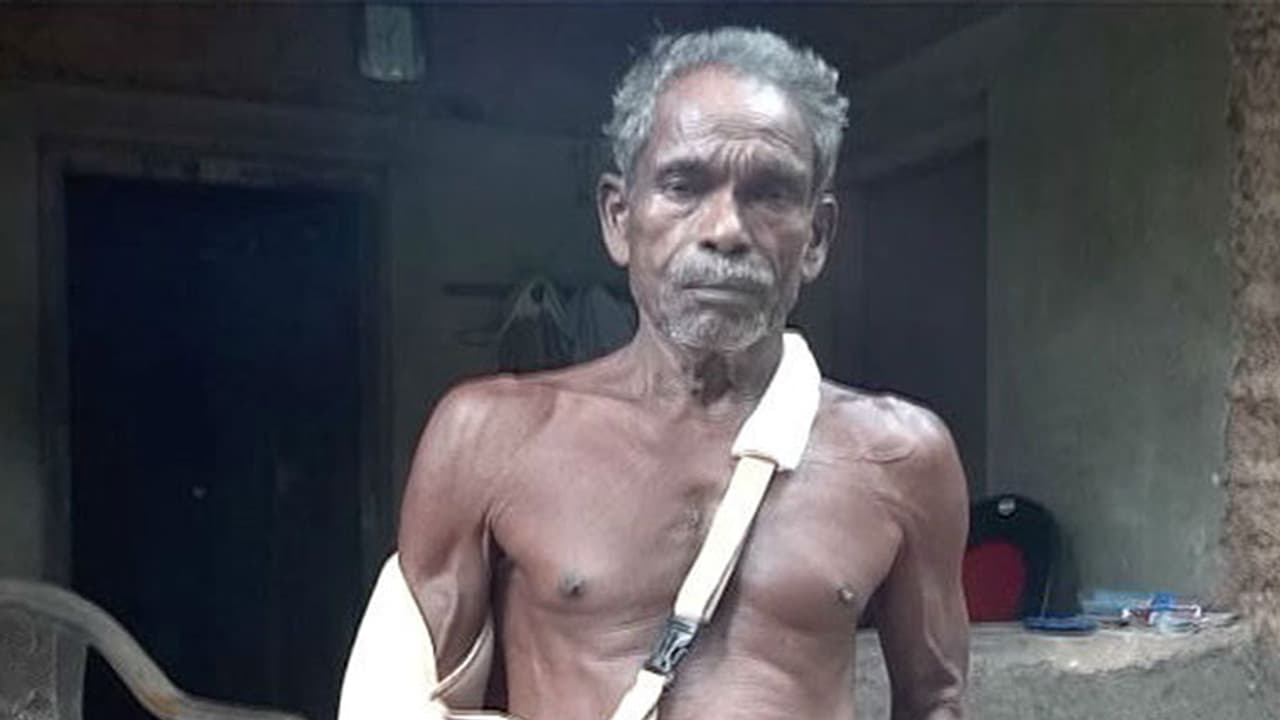 സ്ത്രീകളെ അസഭ്യം പറഞ്ഞത് ചോദ്യം ചെയ്ത ദളിത് വൃദ്ധന്റെ കൈകള് തല്ലിയൊടിച്ചു സ്ത്രീകളെ അസഭ്യം പറഞ്ഞത് ചോദ്യം ചെയ്ത ദളിത് വൃദ്ധന്റെ കൈകള് തല്ലിയൊടിച്ചു