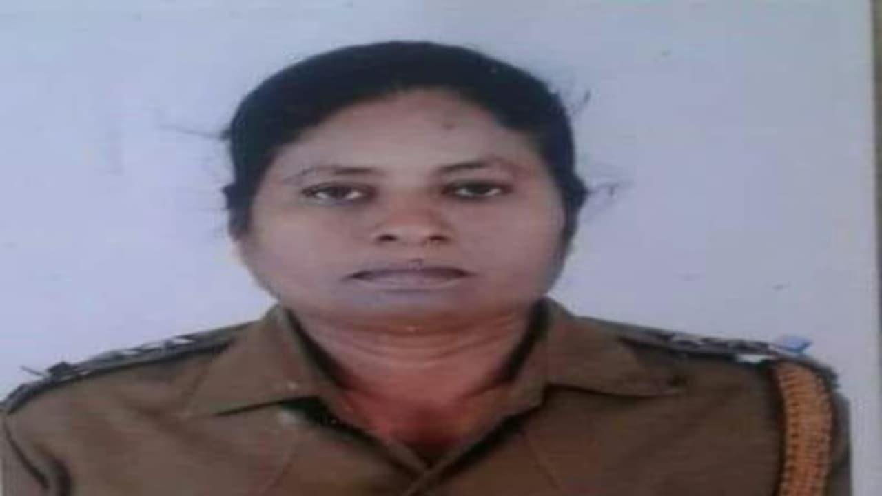 பிரிந்து வாழ்ந்த 1,500 தம்பதிகளை சேர்த்து வைத்த பெண் சப் இன்ஸ்பெக்டர்…சிறந்த சப் இன்ஸ்பெட்ராக தேர்வு!! பிரிந்து வாழ்ந்த 1,500 தம்பதிகளை சேர்த்து வைத்த பெண் சப் இன்ஸ்பெக்டர்…சிறந்த சப் இன்ஸ்பெட்ராக தேர்வு!!