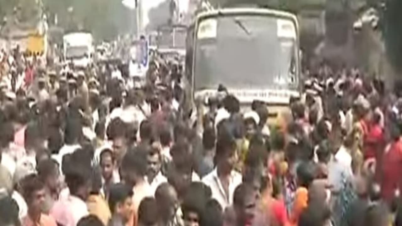 அமைச்சர் ஜெயக்குமாருக்கு எதிராக போர்க்கொடி காசிமேடு மீனவர்கள் சாலை மறியல்... போலீஸ் தடியடி... அமைச்சர் ஜெயக்குமாருக்கு எதிராக போர்க்கொடி காசிமேடு மீனவர்கள் சாலை மறியல்... போலீஸ் தடியடி...