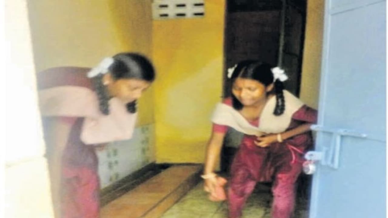 கழிவறைகளை சுத்தப்படுத்த சொன்ன அரசுப் பள்ளி ஆசிரியர்கள்; வேதனையில் மாணவிகள்; நடவடிக்கை எடுப்பாரா ஆட்சியர்? கழிவறைகளை சுத்தப்படுத்த சொன்ன அரசுப் பள்ளி ஆசிரியர்கள்; வேதனையில் மாணவிகள்; நடவடிக்கை எடுப்பாரா ஆட்சியர்?