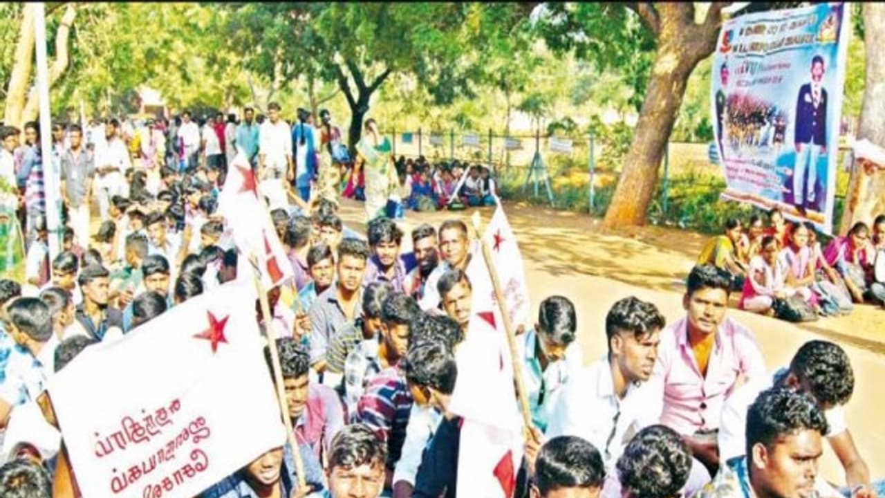 அரசுக்கு எதிராக போராடினால் மாணவர்கள் மீது வழக்கா? திரும்ப பெற வலியுறுத்தி மீண்டும் போராட்டம்... அரசுக்கு எதிராக போராடினால் மாணவர்கள் மீது வழக்கா? திரும்ப பெற வலியுறுத்தி மீண்டும் போராட்டம்...