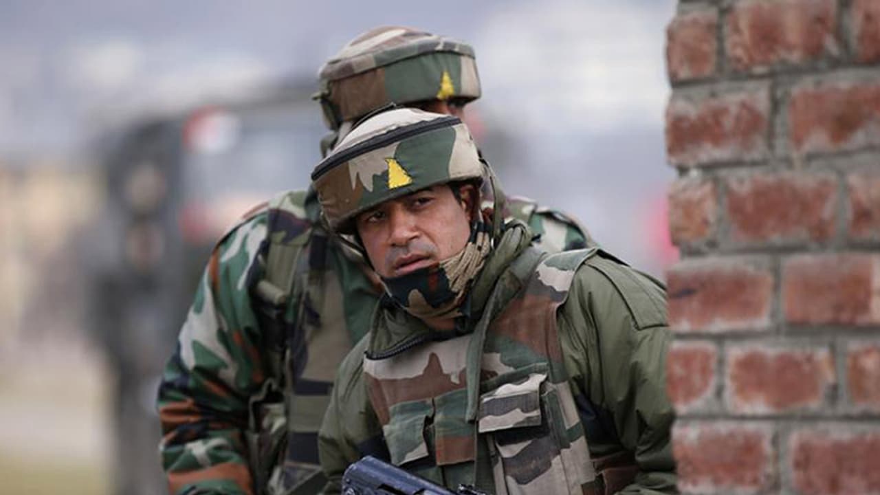 കശ്മീര് പുല്വാമയില് ഭീകരരുമായി ഏറ്റുമുട്ടൽ കശ്മീര് പുല്വാമയില് ഭീകരരുമായി ഏറ്റുമുട്ടൽ