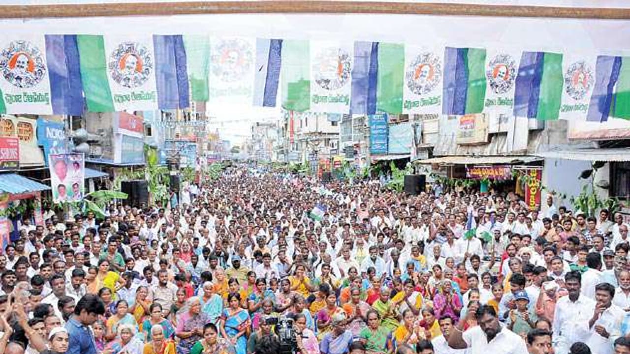 ఏపీ మున్సిపల్ ఎన్నికలు: ఉత్తరాంధ్రలో వైసీపీ క్లీన్స్వీప్ ఏపీ మున్సిపల్ ఎన్నికలు: ఉత్తరాంధ్రలో వైసీపీ క్లీన్స్వీప్