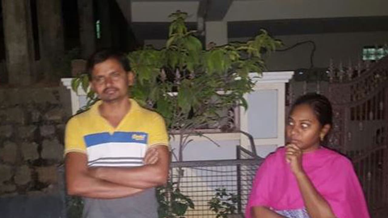 (video)లాడ్జ్ లో భర్తకు అడ్డంగా దొరికిన భార్య (video)లాడ్జ్ లో భర్తకు అడ్డంగా దొరికిన భార్య