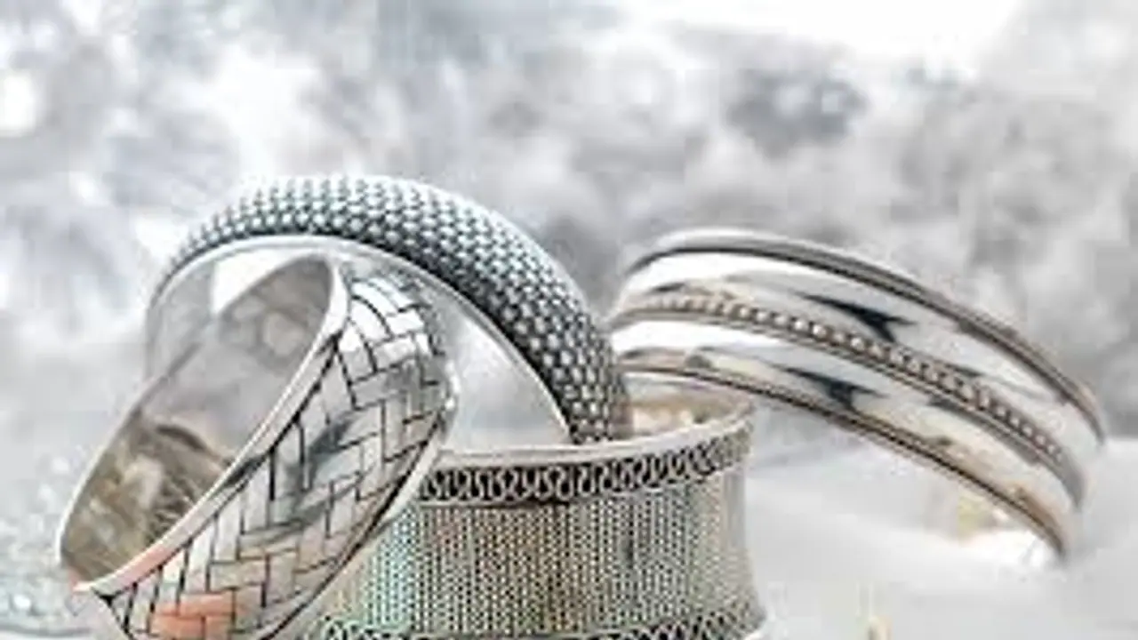 ನೀವು ಕೊಂಡ ಬೆಳ್ಳಿ ಅಸಲಿಯೋ ನಕಲಿಯೋ? ಹೀಗೆ ಟೆಸ್ಟ್ ಮಾಡಿ...! ನೀವು ಕೊಂಡ ಬೆಳ್ಳಿ ಅಸಲಿಯೋ ನಕಲಿಯೋ? ಹೀಗೆ ಟೆಸ್ಟ್ ಮಾಡಿ...!