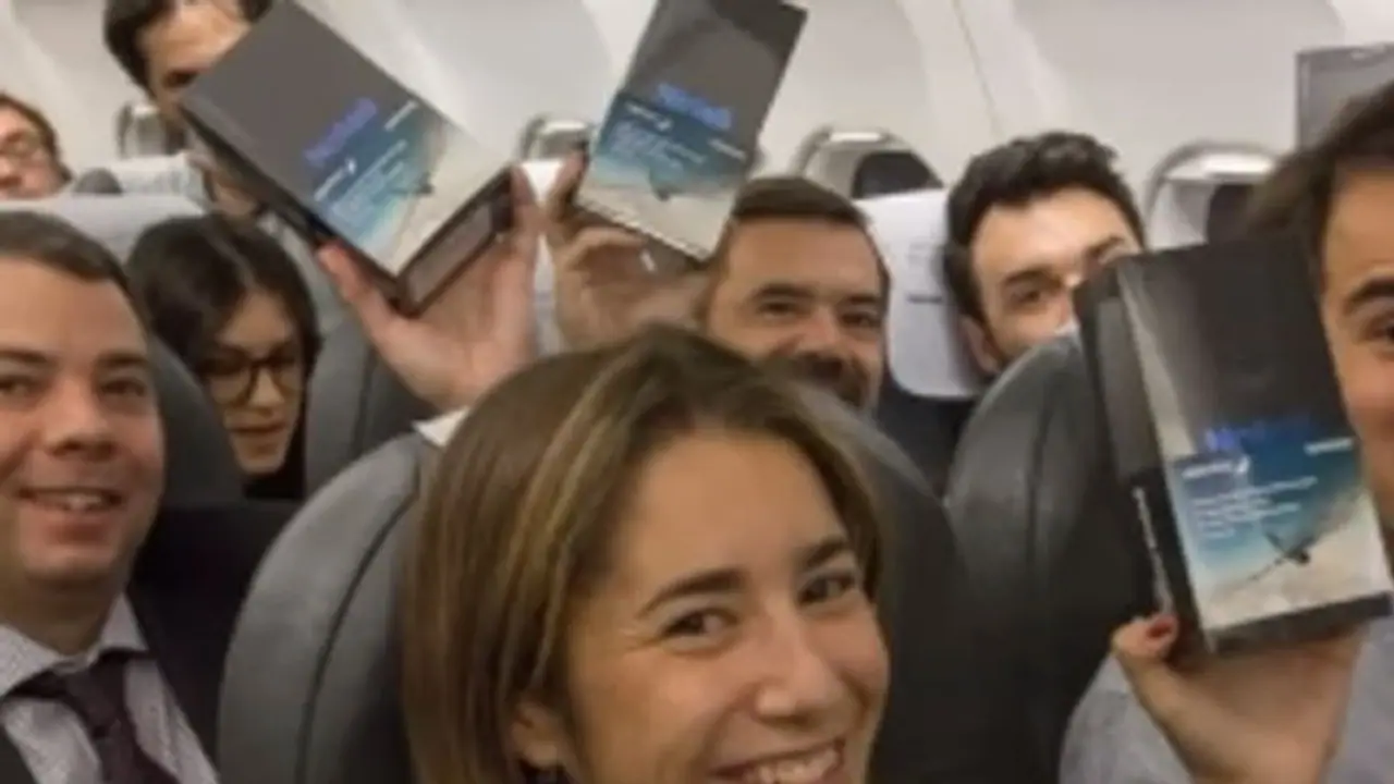 Watch: Samsung gifts 200 Galaxy Note 8 devices to passengers on a plane Watch: Samsung gifts 200 Galaxy Note 8 devices to passengers on a plane