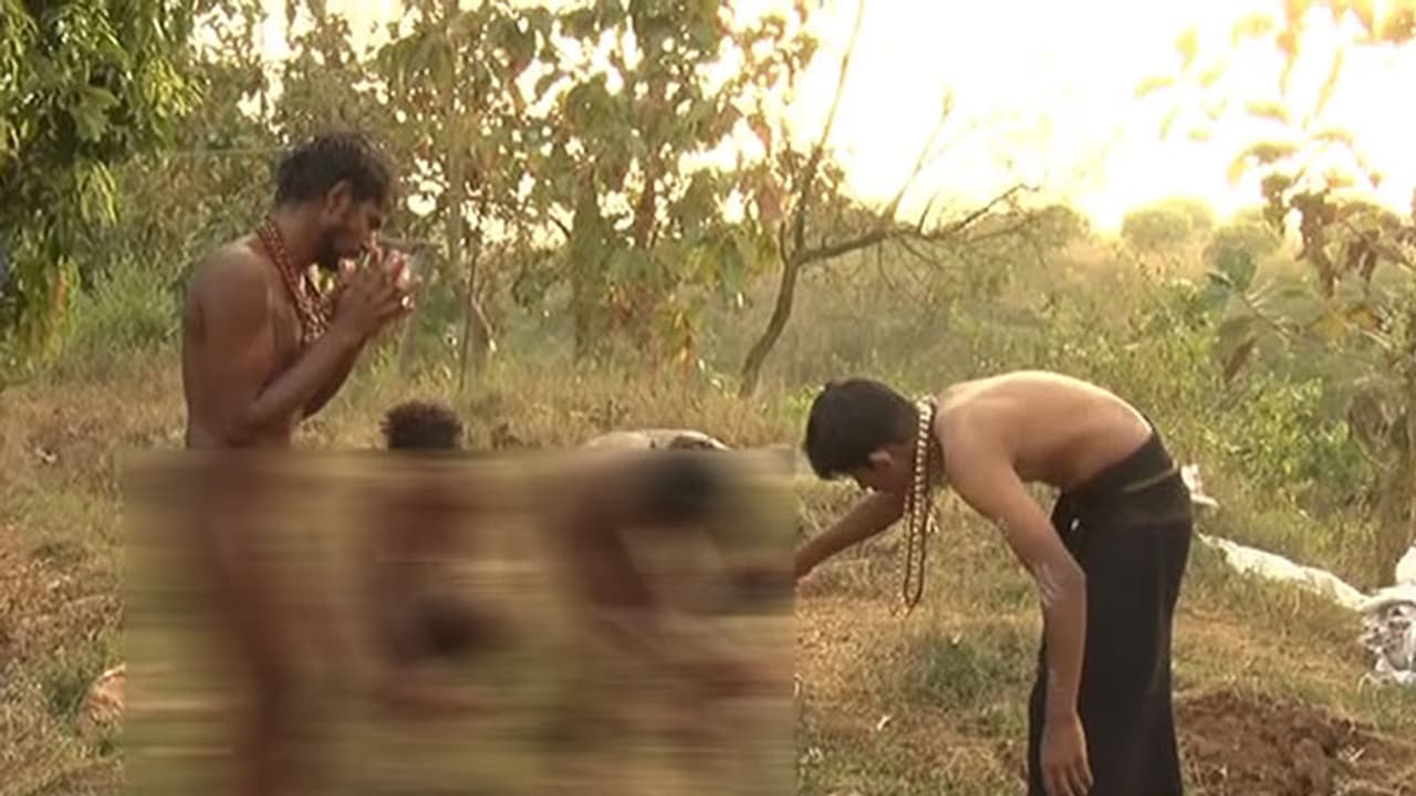 ಧಾರವಾಡದಲ್ಲಿ ನಾಗಸಾಧುಗಳಂತೆ ಬೆತ್ತಲಾದ ಅಯ್ಯಪ್ಪ ಮಾಲಾಧಾರಿಗಳು ಧಾರವಾಡದಲ್ಲಿ ನಾಗಸಾಧುಗಳಂತೆ ಬೆತ್ತಲಾದ ಅಯ್ಯಪ್ಪ ಮಾಲಾಧಾರಿಗಳು