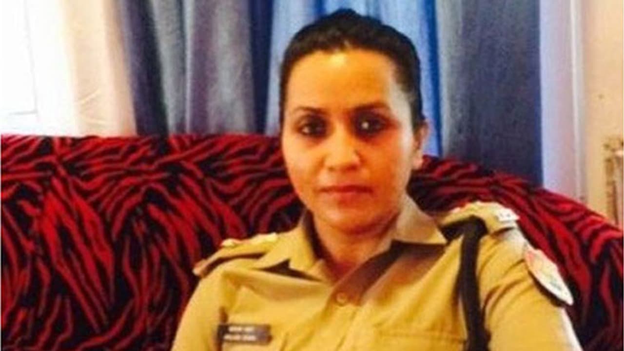 ഈ ഐപിഎസ് ഓഫീസര് പകുതി ശമ്പളം ആ കുടുംബത്തിന് നല്കുന്നതെന്തിനാണ് ഈ ഐപിഎസ് ഓഫീസര് പകുതി ശമ്പളം ആ കുടുംബത്തിന് നല്കുന്നതെന്തിനാണ്