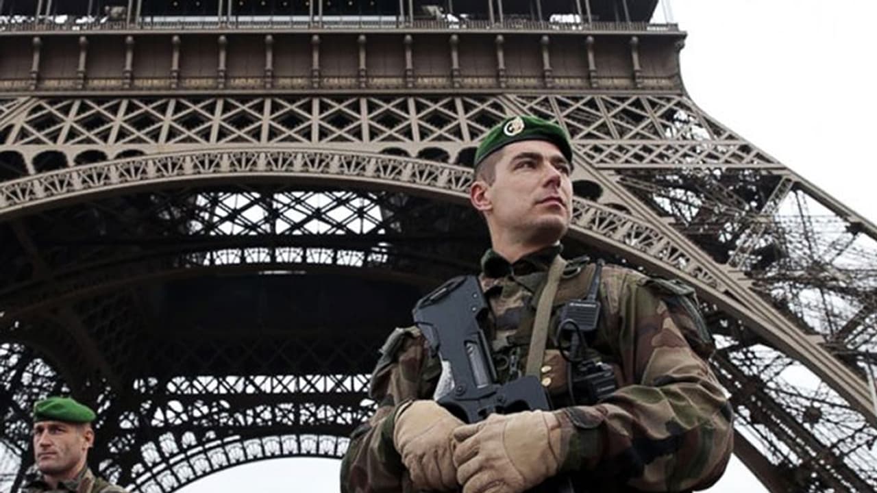 पैगंबर मोहम्मद के कार्टून विवाद पर एक शख्स ने शिक्षक का सिर काटा, फ्रांस को आतंकी हमले का शक पैगंबर मोहम्मद के कार्टून विवाद पर एक शख्स ने शिक्षक का सिर काटा, फ्रांस को आतंकी हमले का शक