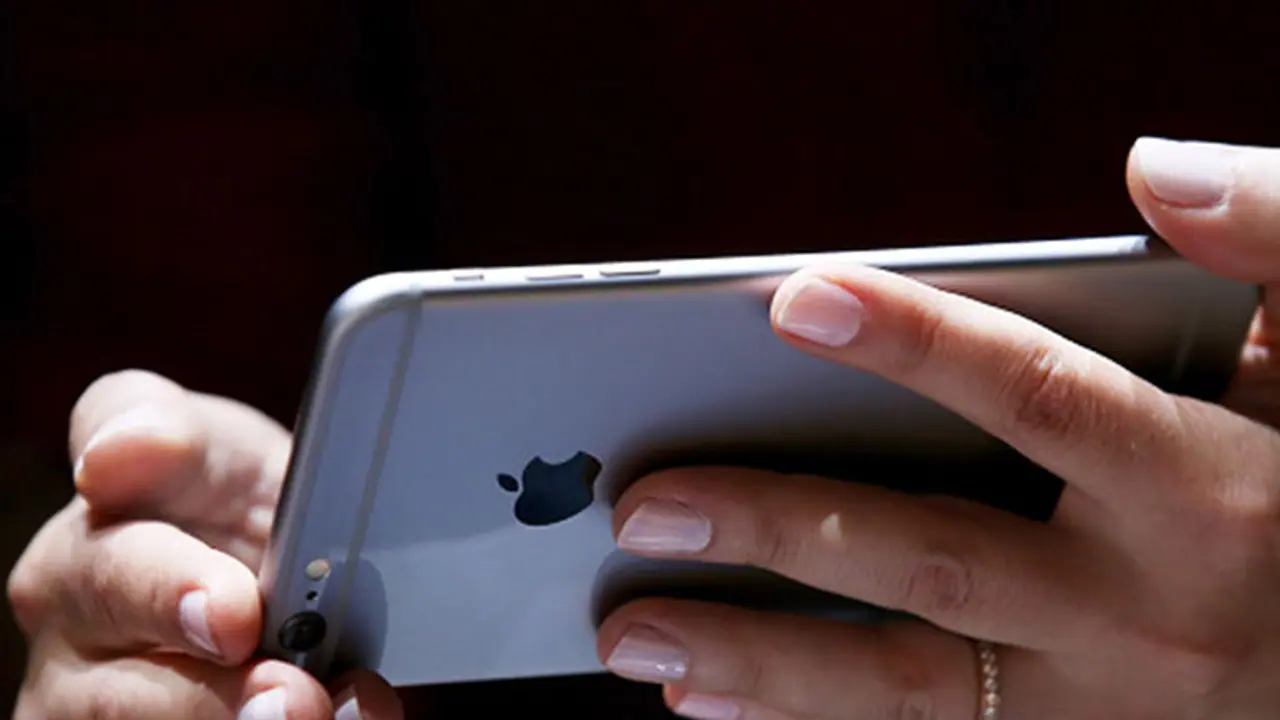 Watch: New photos and hands on with iPhone 8 dummy model Watch: New photos and hands on with iPhone 8 dummy model