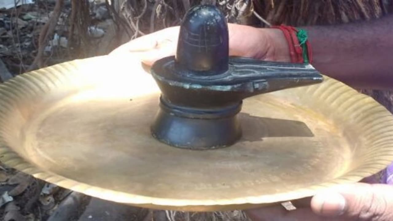 கடலில் கிடைத்த மரகத லிங்கம்...? மீனவர்கள் பிரச்சனையால் வெளியே வந்தது கடலில் கிடைத்த மரகத லிங்கம்...? மீனவர்கள் பிரச்சனையால் வெளியே வந்தது