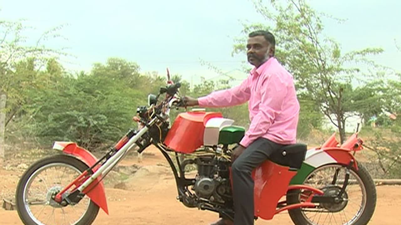 ಓದಿದ್ದು SSLC, ಸೃಷ್ಟಿಸಿದ್ದು ಸ್ಪೆಷಲ್ ಬೈಕ್: ಹಳೆಯ ಬೈಕ್'ಗೆ ವಿನೂತನ ಸ್ಪರ್ಶ ನೀಡಿದ ಕಾರ್ಪೆಂಟರ್ ಓದಿದ್ದು SSLC, ಸೃಷ್ಟಿಸಿದ್ದು ಸ್ಪೆಷಲ್ ಬೈಕ್: ಹಳೆಯ ಬೈಕ್'ಗೆ ವಿನೂತನ ಸ್ಪರ್ಶ ನೀಡಿದ ಕಾರ್ಪೆಂಟರ್